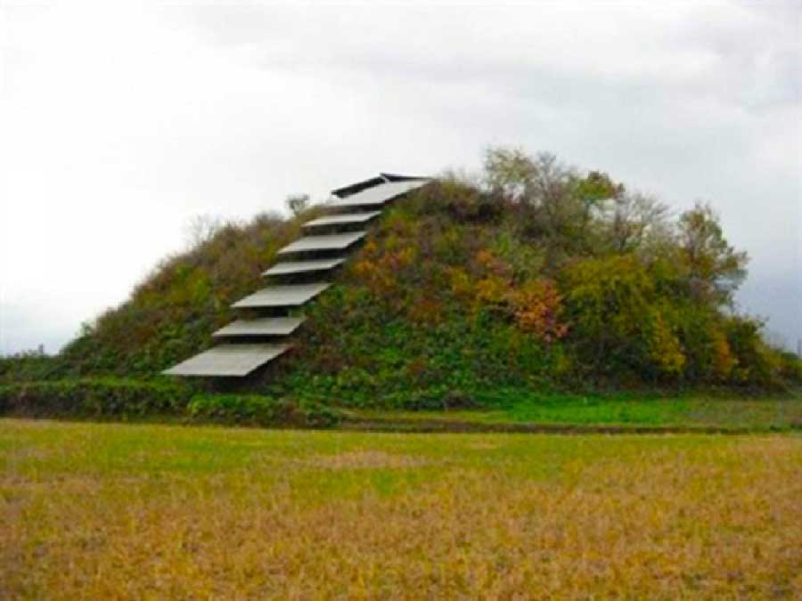 دین تپه - جمنان، قائمشهر (دین معروف به گردکوه  ارتفاع آن به هفتاد متر می‌رسد - بخش اول جلد چهارم کتاب " از آستارا تا استارآباد  - دکتر منوچهر ستوده)